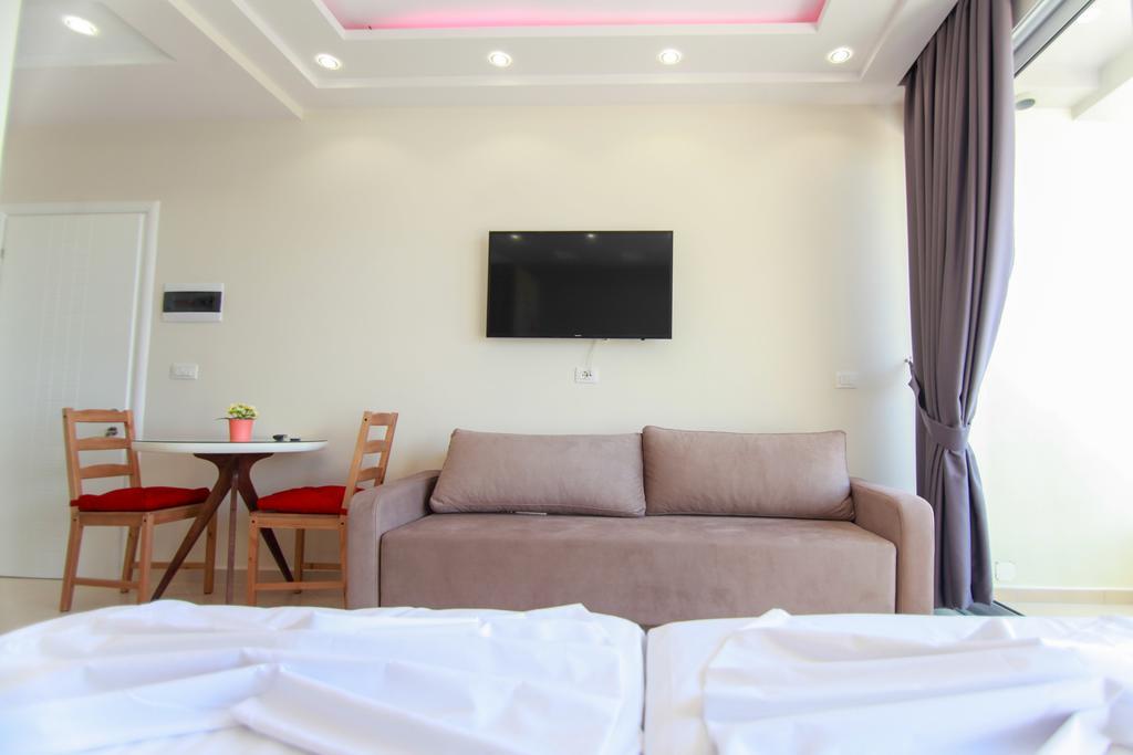 Blue Sea Apartments Sarandë Buitenkant foto