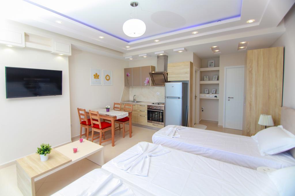 Blue Sea Apartments Sarandë Buitenkant foto