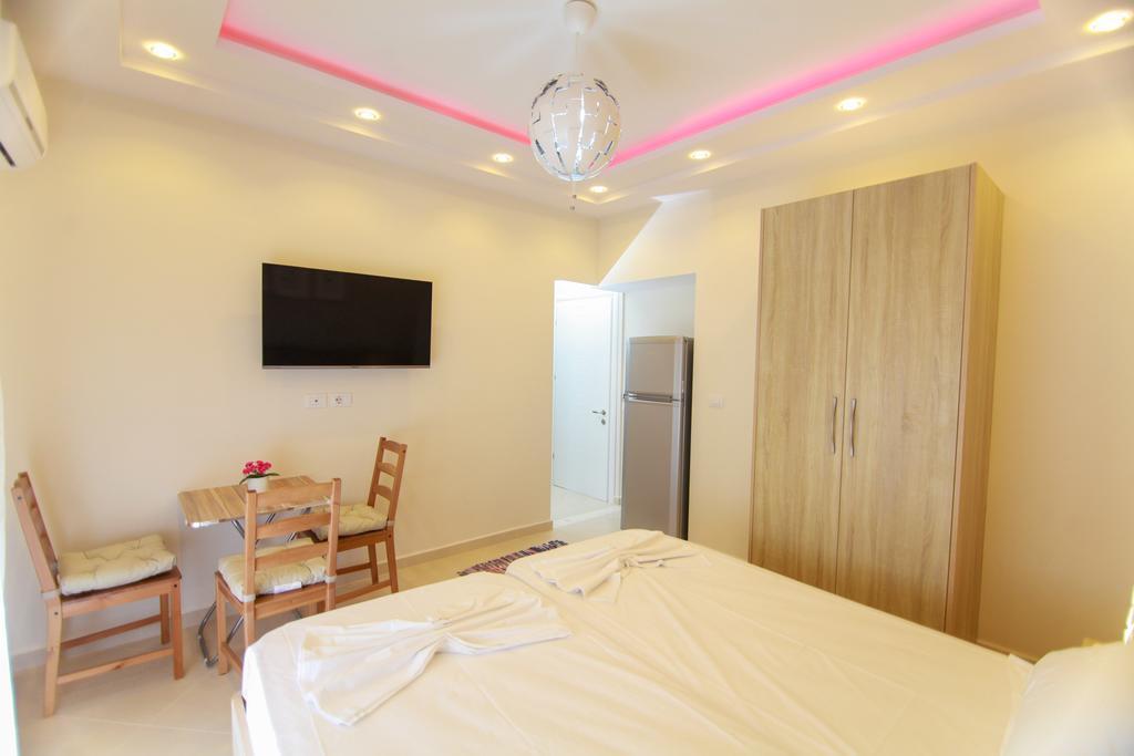 Blue Sea Apartments Sarandë Buitenkant foto