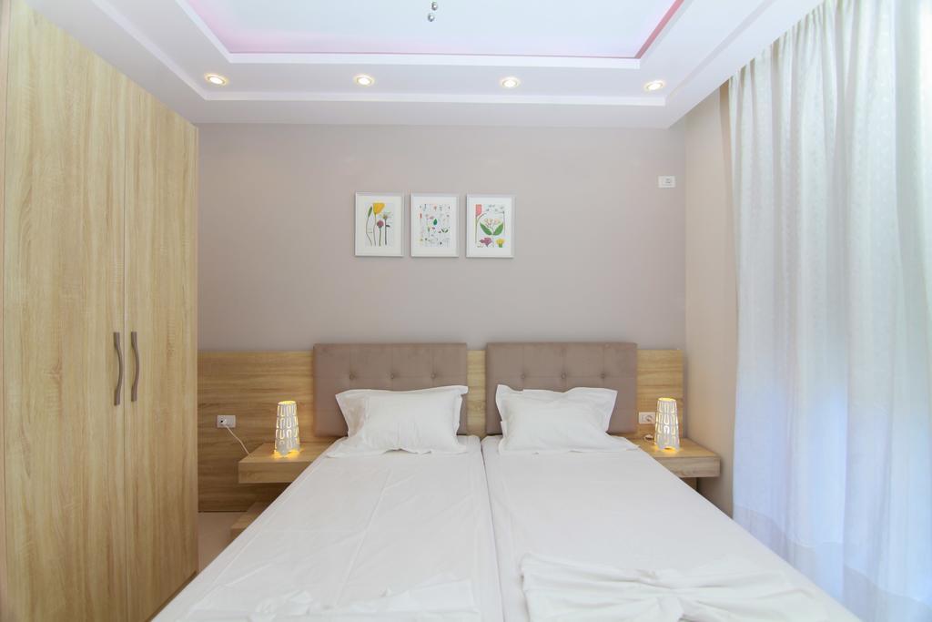 Blue Sea Apartments Sarandë Buitenkant foto